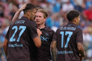 De Bruyne festeggia il gol con il resto della squadra