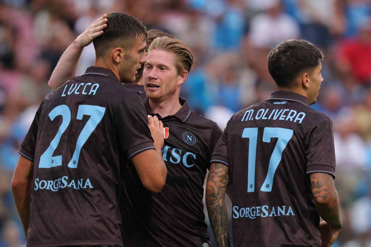 De Bruyne festeggia il gol con il resto della squadra