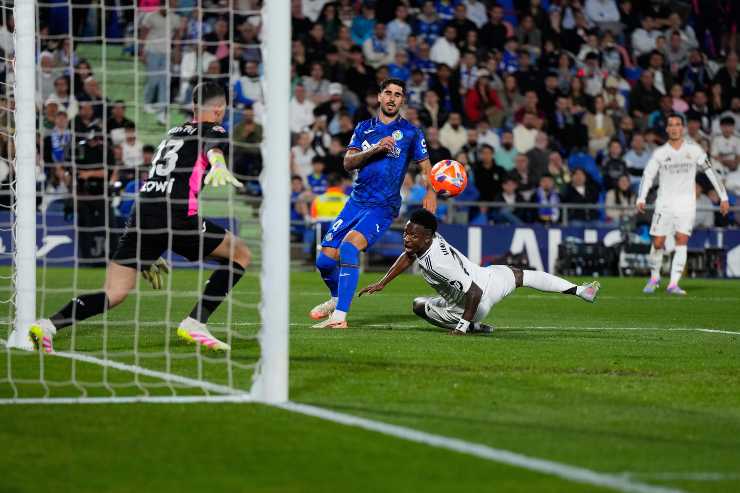 Vinicius prova ad arrivare su un pallone vagante