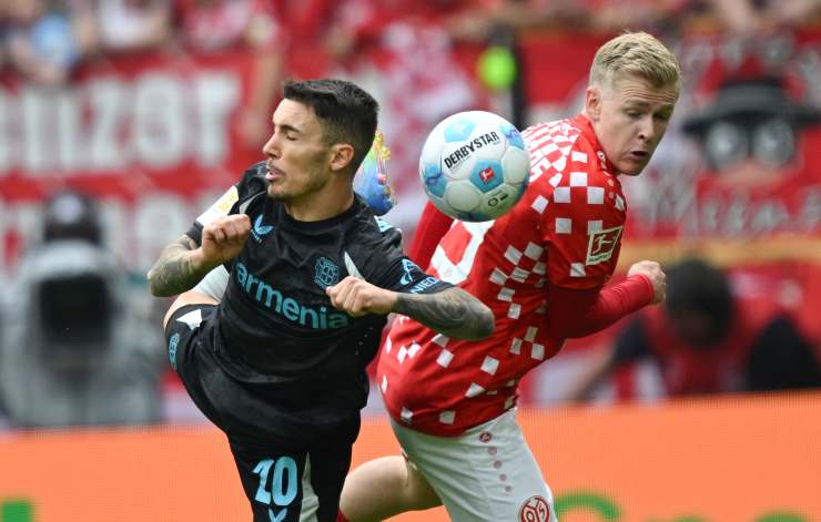 Grimaldo prova a giocare un pallone volante