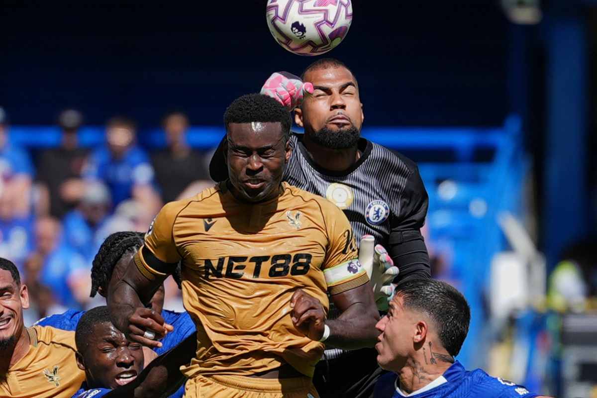 Guehi prova ad avventarsi sul pallone
