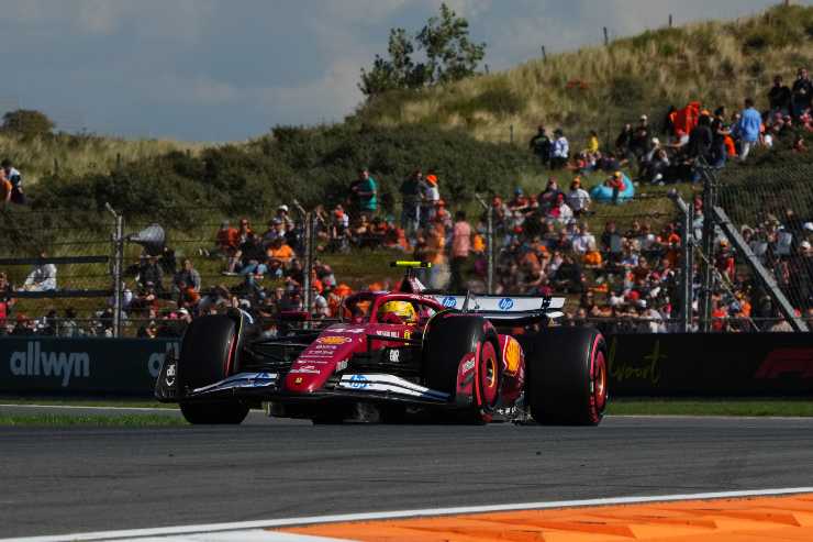 Hamilton affronta una curva