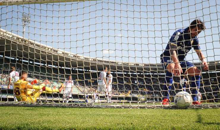 Giocatore raccoglie un pallone dalla rete