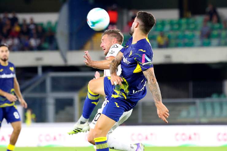 Due calciatori si contendono il pallone durante Verona-Cremonese