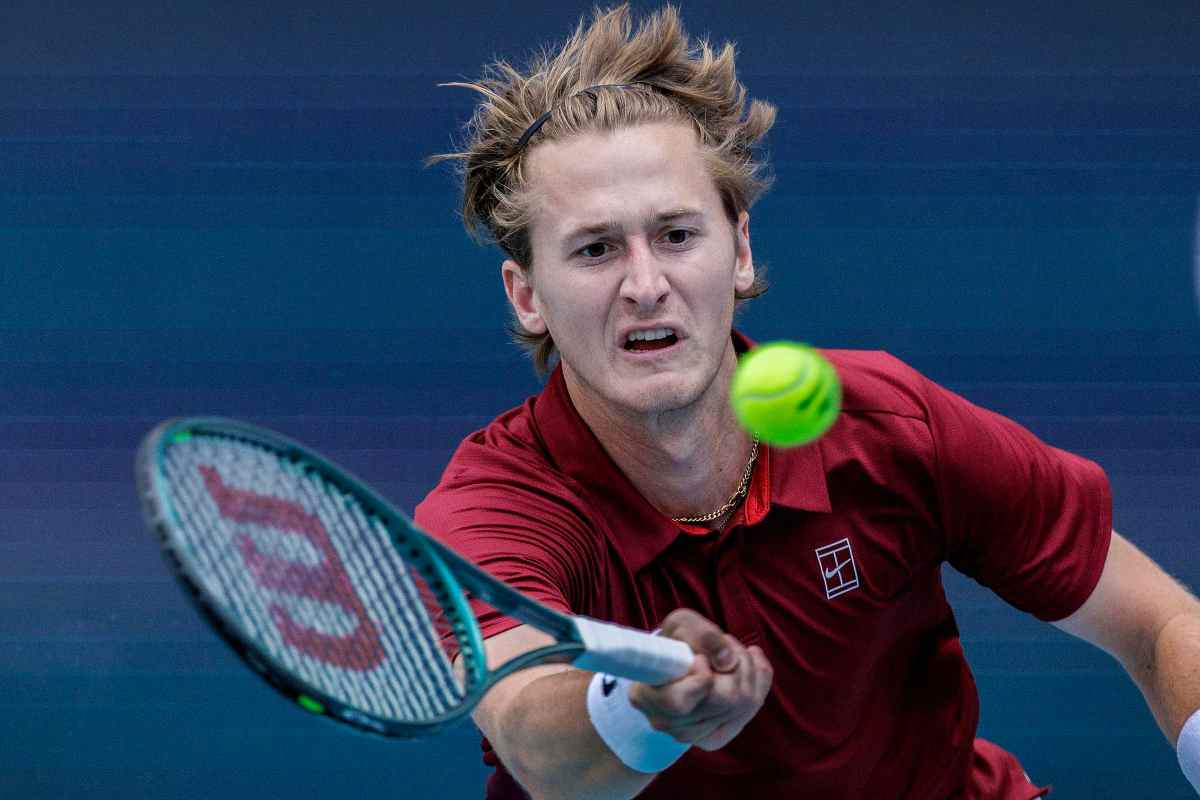 Sebastian Korda in azione col dritto