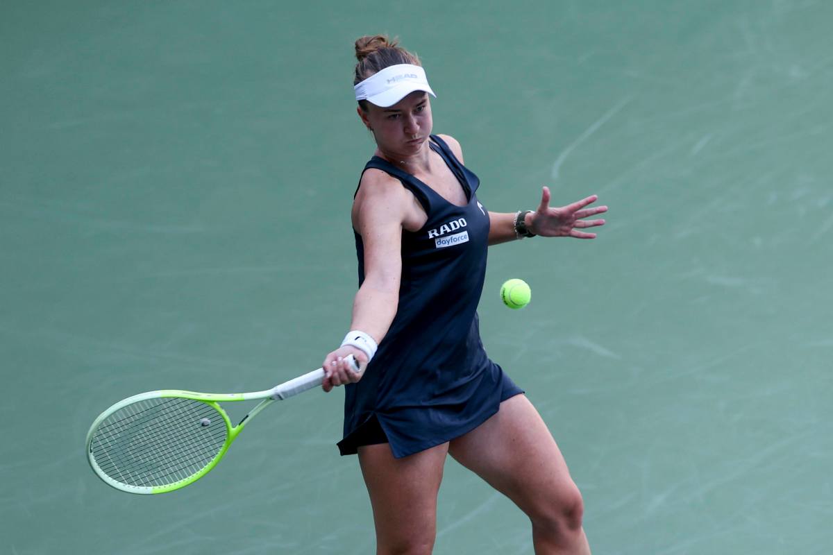 Barbora Krejcikova in azione col dritto durante un match sul cemento
