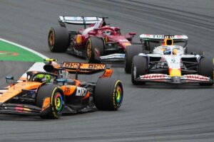 Charles Leclerc costretto ad inseguire