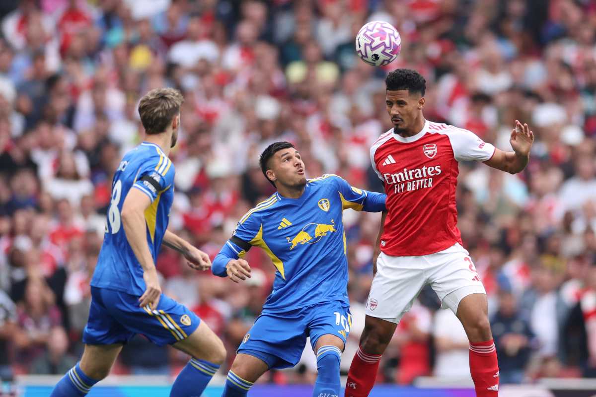 I giocatori del Leeds contendono un pallone vagante