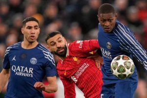 Salah contende un pallone a Nuno Mendes