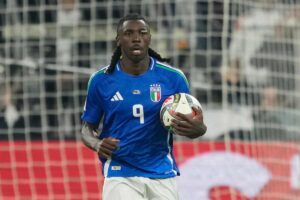 Moise Kean raccoglie il pallone dopo aver siglato un gol