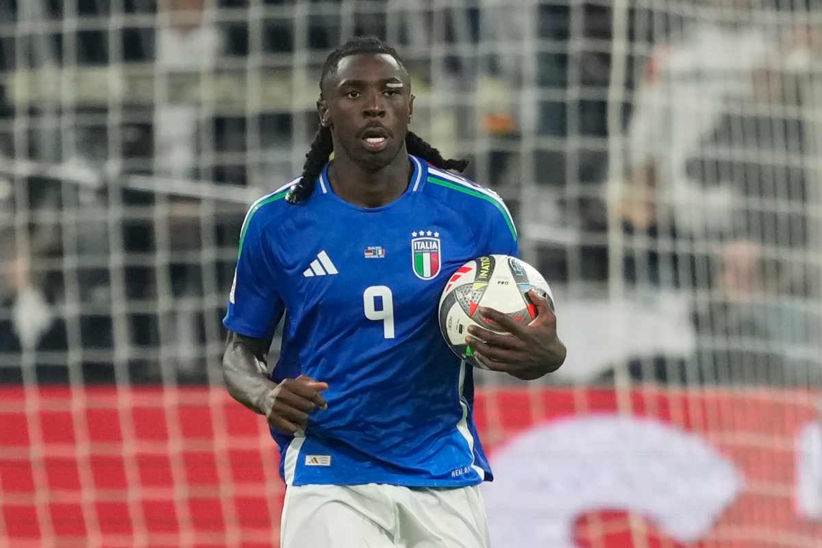 Moise Kean raccoglie il pallone dopo aver siglato un gol