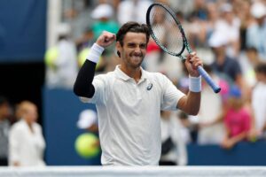 Lorenzo Musetti esulta dopo una vittoria