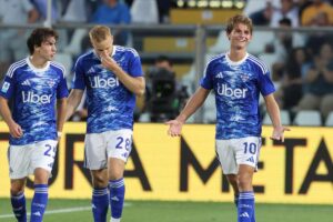 Nico Paz esulta assieme al resto della squadra