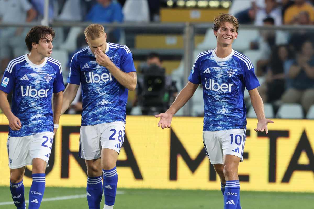 Nico Paz esulta assieme al resto della squadra
