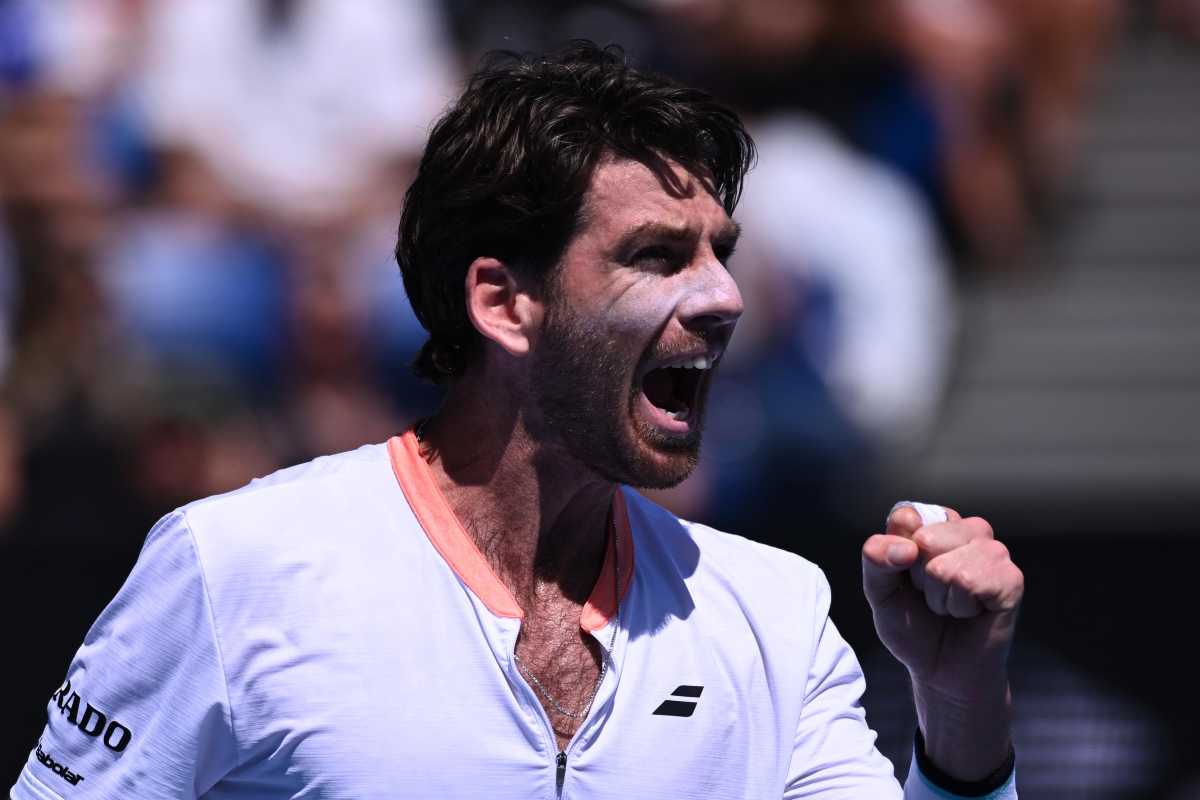 Primo piano di Cameron Norrie che esulta urlando ed alzando il pugno