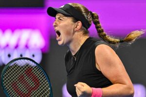 Ostapenko esulta energicamente urlando e facendo il pugno