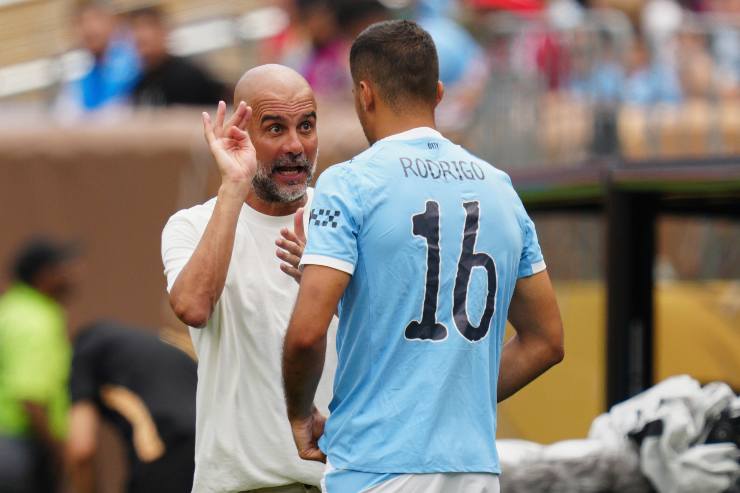 Rodrigo parla con Pep Guardiola