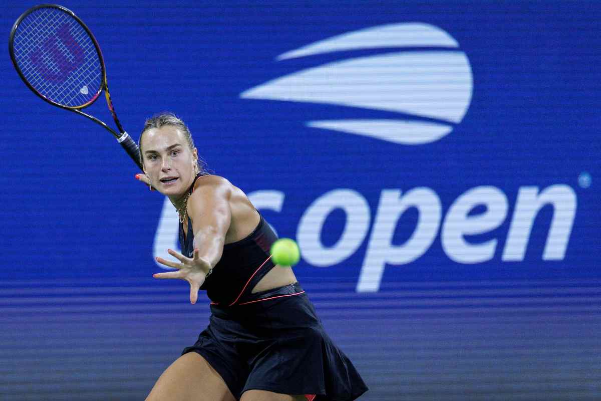 Sabalenka si prepara a colpire col dritto allo US Open