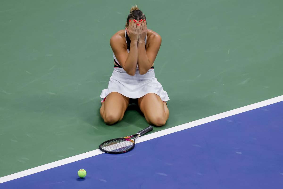 Sabalenka in ginocchio e con le mani al volto dopo aver vinto lo US Open