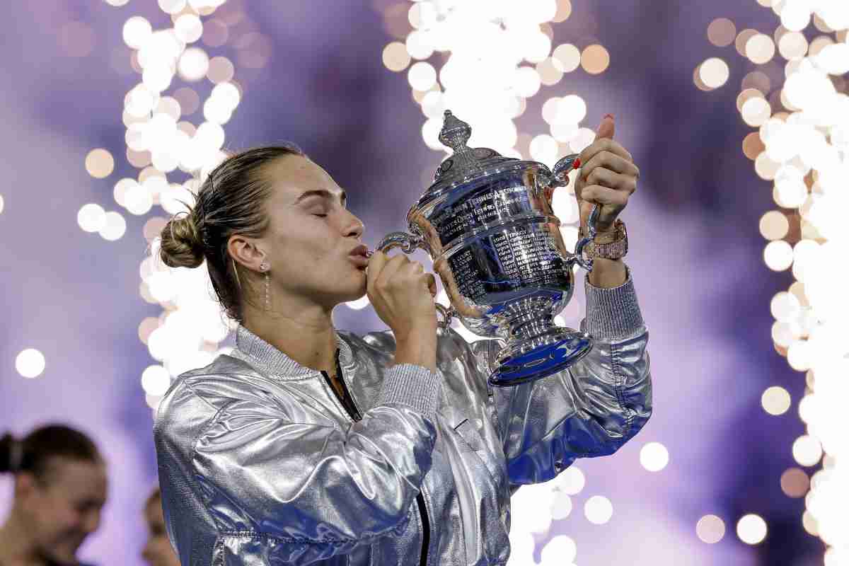 Sabalenka bacia il trofeo vinto allo US Open 2025