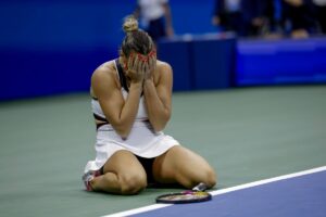 Sabalenka si inginocchia e si porta le mani al volto subito dopo aver vinto la finale dello US Open 2025