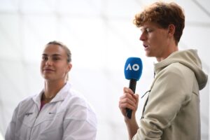 Sabalenka e Sinner durante un'intervista all'Australian Open