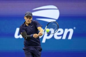 Sinner in azione con il rovescio allo US Open