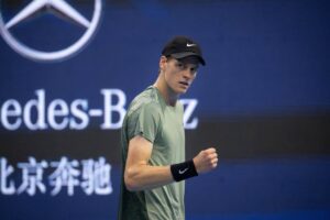 Jannik Sinn esulta dopo aver vinto un punto all'Atp 250 di Pechino 2024