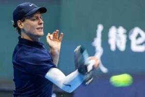 Sinner in azione col dritto all'Atp 500 di Pechino