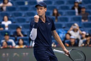 Sinner esulta dopo aver vinto un punto all'Atp 500 di Pechino