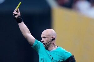 Taylor estrae un cartellino giallo