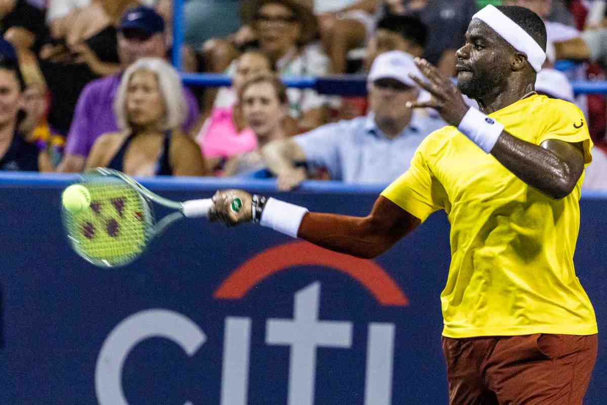 Frances Tiafoe in azione con il dritto