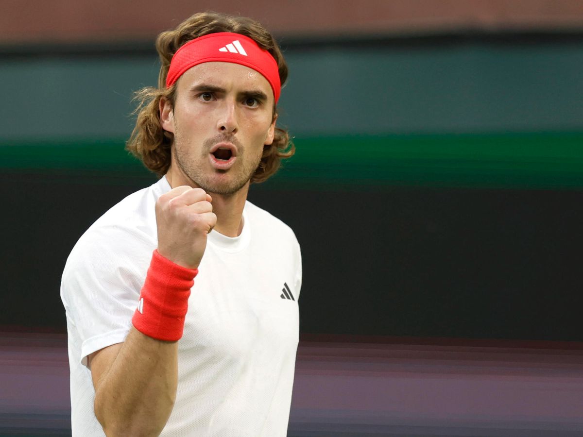Tsitsipas esulta dopo aver vinto un punto