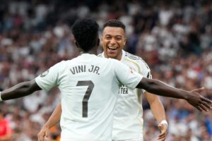 Mbappé festeggia con Vinicius il gol
