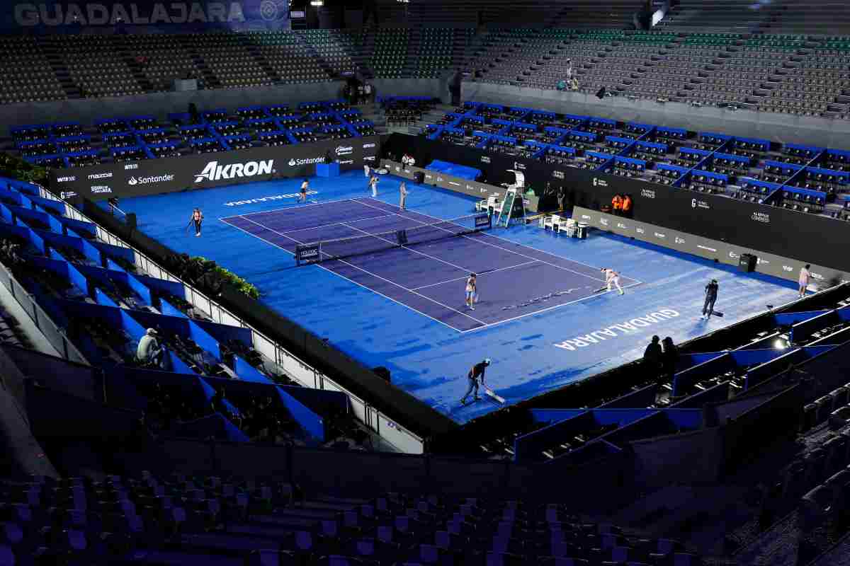 Foto panoramica di un campo del Wta 500 di Guadalajara bagnato dalla pioggia