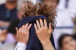 Sinner si asciuga la faccia con l'asciugamano e i capelli rossi si alzano