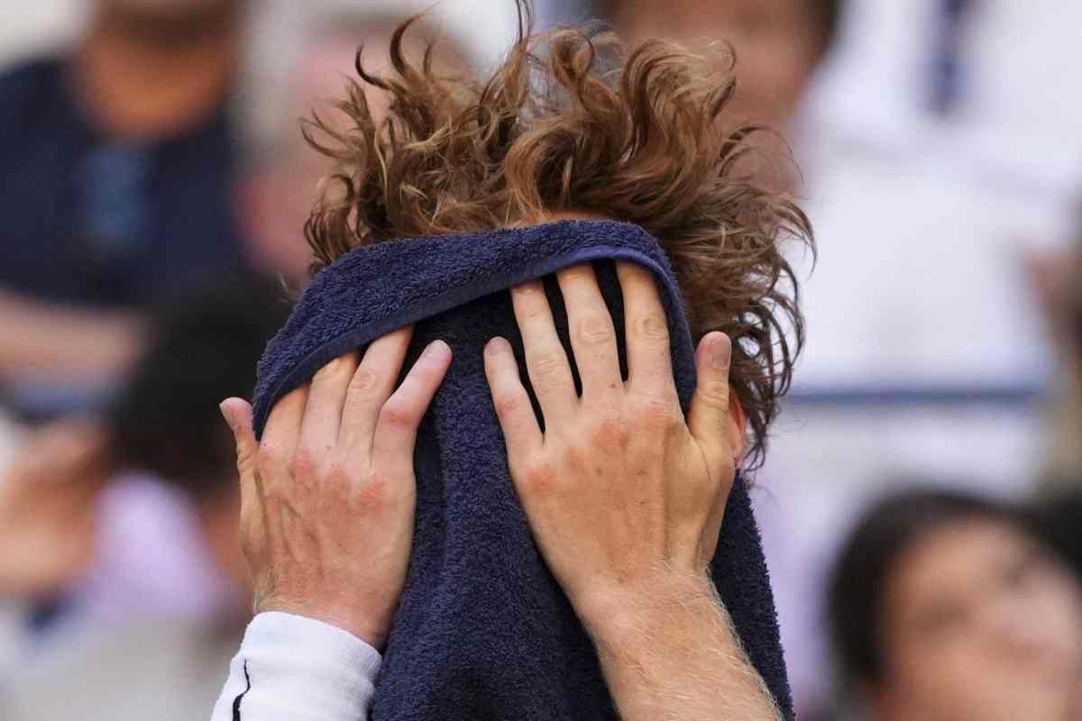 Sinner si asciuga la faccia con l'asciugamano e i capelli rossi si alzano
