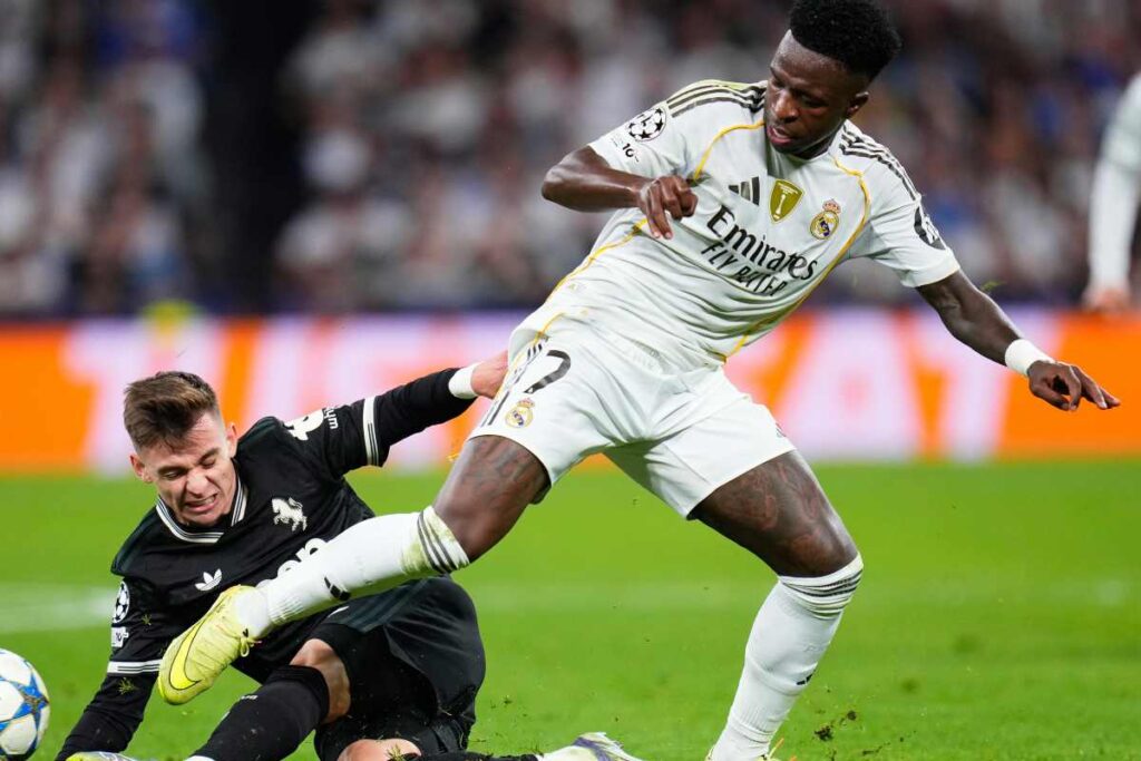 Conceicao sradica un pallone a Vinicius