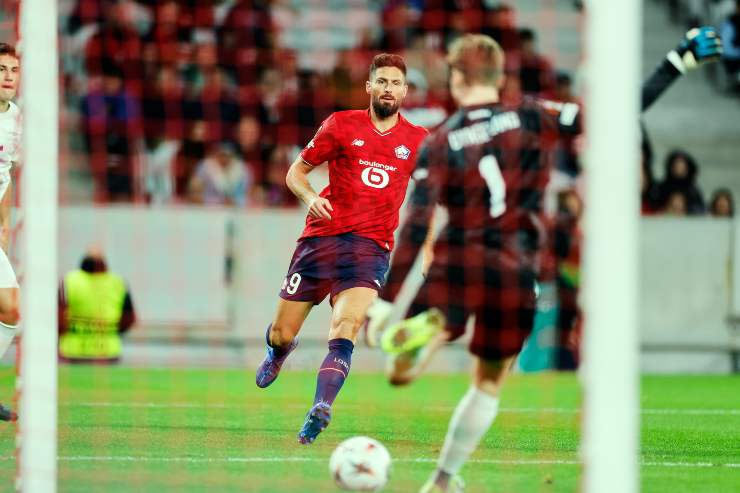 Giroud prova ad avventarsi sul pallone