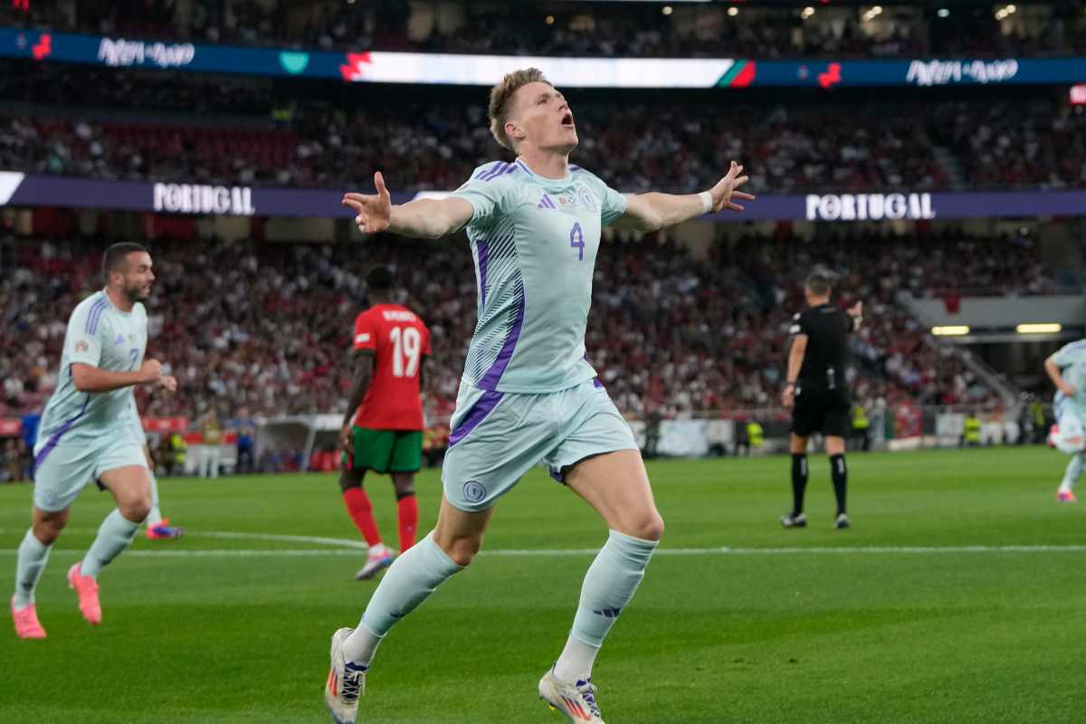 McTominay esulta dopo aver siglato un gol