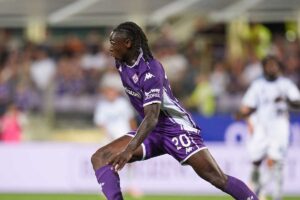 Moise Kean prova ad avventarsi sul pallone