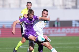 Nicolussi Caviglia protegge un pallone dall'attacco avversario