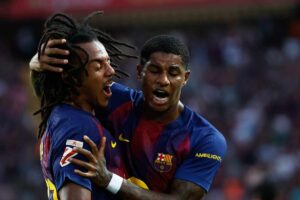 Rashford esulta con il resto della squadra