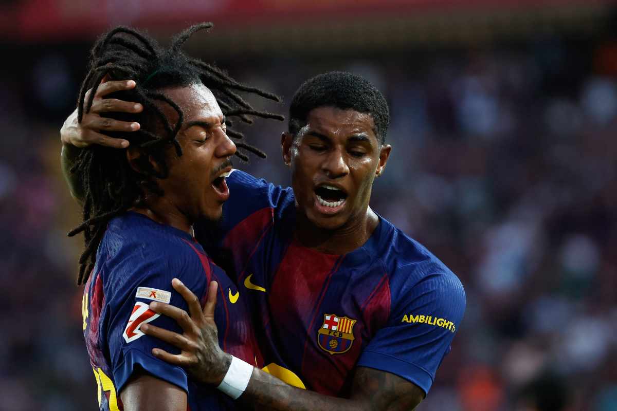 Rashford esulta con il resto della squadra