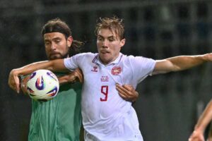 Rasmus Hojlund protegge il pallone