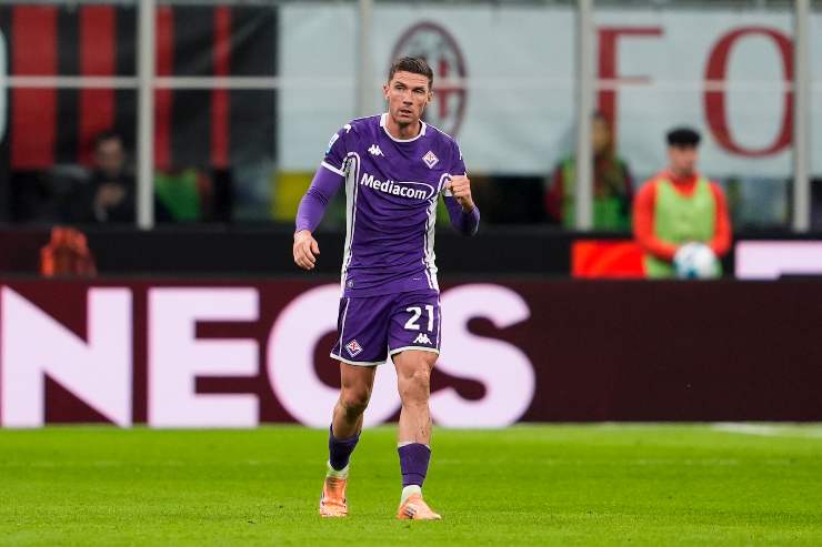 Robin Gosens esulta dopo un gol