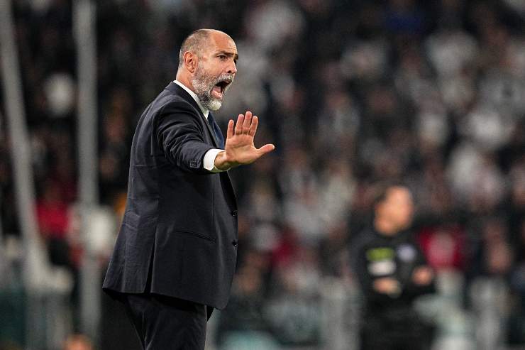 Igor Tudor, allenatore della Juventus, dà indicazioni