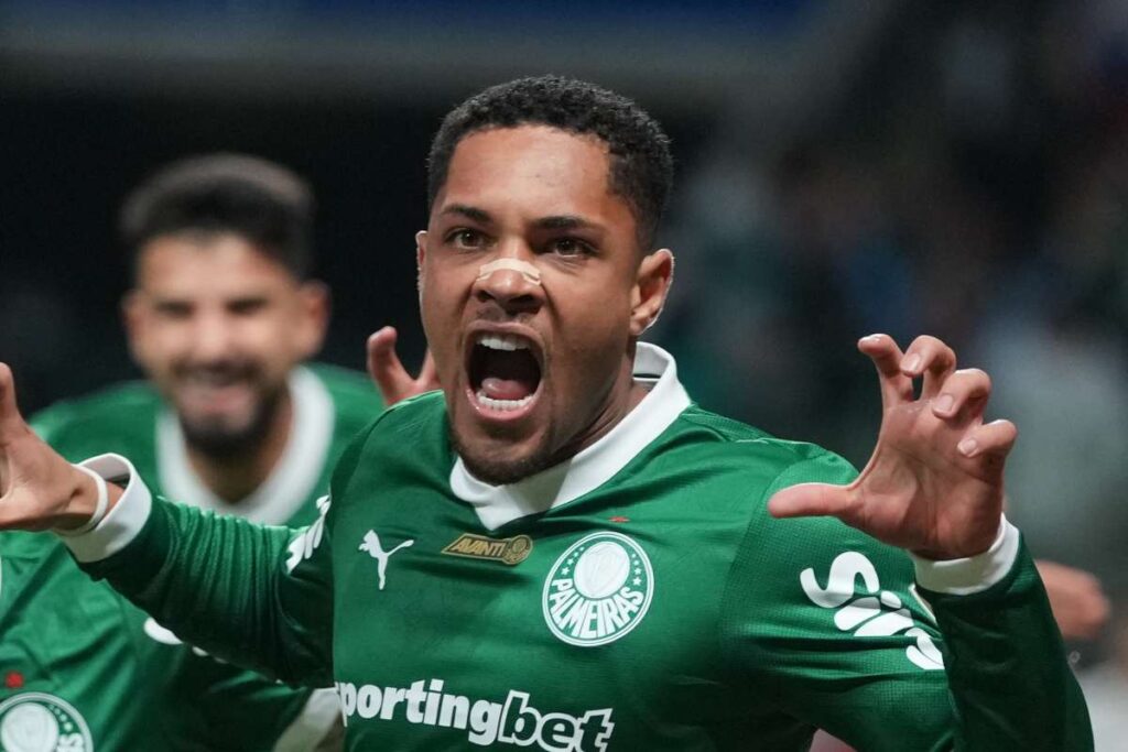 Vitor Roque esulta dopo il gol