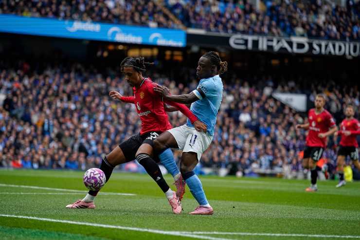 Yoro prova a difendere il pallone dall'attacco avversario