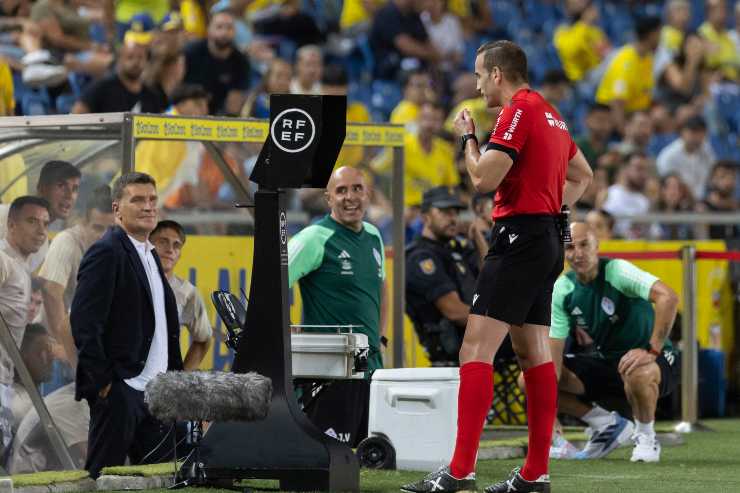 L'arbitro controlla il var